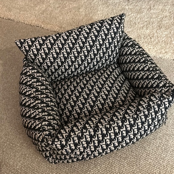 Small to medium dog bed . Machine washable removable cover with zipper - Picture 2 of 6